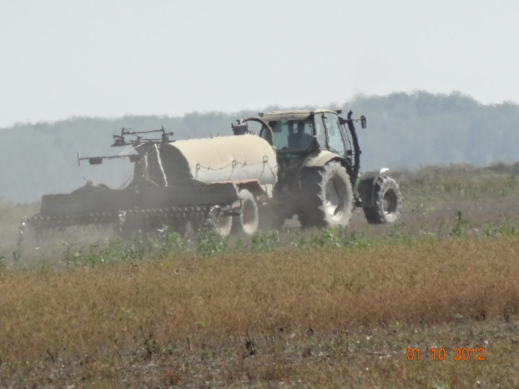 Secretele murdare ale agriculturii. Dejecţiile porcilor, împrăştiate pe un câmp cultivat la primăvară VIDEO