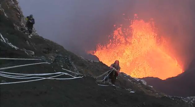 Senzaţii tari riscante. Primul om care a petrecut 40 de minute în infern | VIDEO