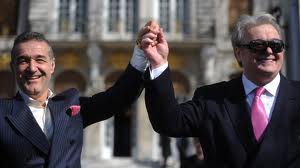 SHOW POLITIC. Gigi Becali a fugit prin Parlamentul României de Corneliu Vadim Tudor | VIDEO