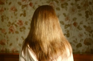 "Sunt şocată. Îmi simt fruntea ieşind în afară". Chinuită de vopseaua de păr