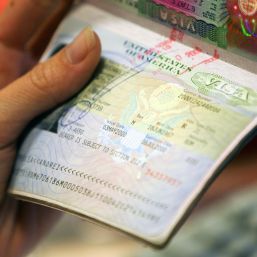 The Sun: Moldovenii fac coadă la paşapoarte româneşti şi vor în Marea Britanie