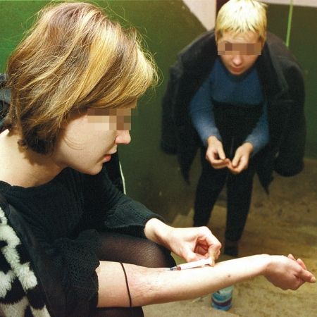 Tinerii români au lăsat-o mai moale cu heroina şi au trecut la marihuana. STATISTICI alarmante la HIV