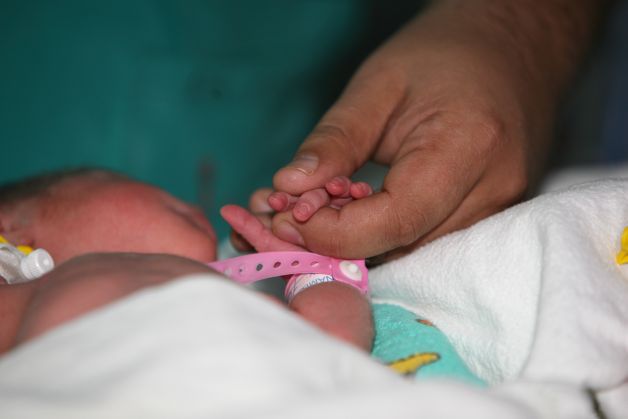 TRAGEDIE într-un judeţ din ţară. O fetiţă de cinci luni A MURIT DUPĂ BOTEZ