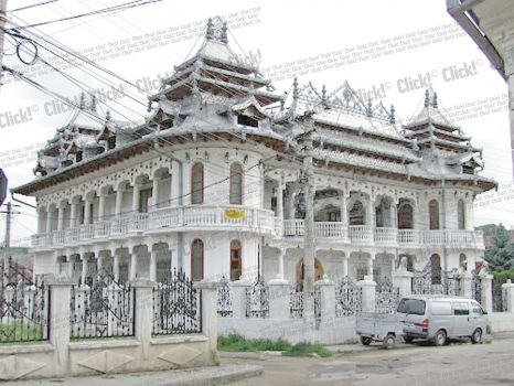 "Vând palat ţigănesc cu multe turnuleţe!". Vezi cât costă şi cine vrea să-l cumpere