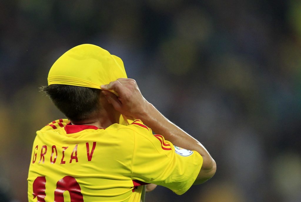 Doi internaționali români, concediați. Sunt acuzați că au pus în pericol sănătatea rudelor