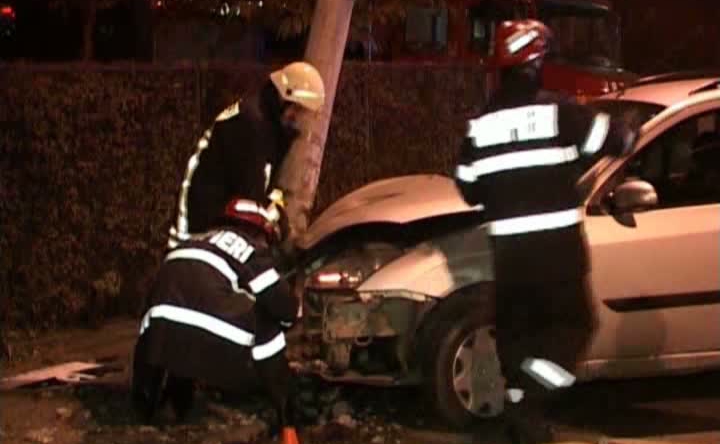 ACCIDENT. O tân?r? a intrat cu ma?ina într-un stâlp | VIDEO