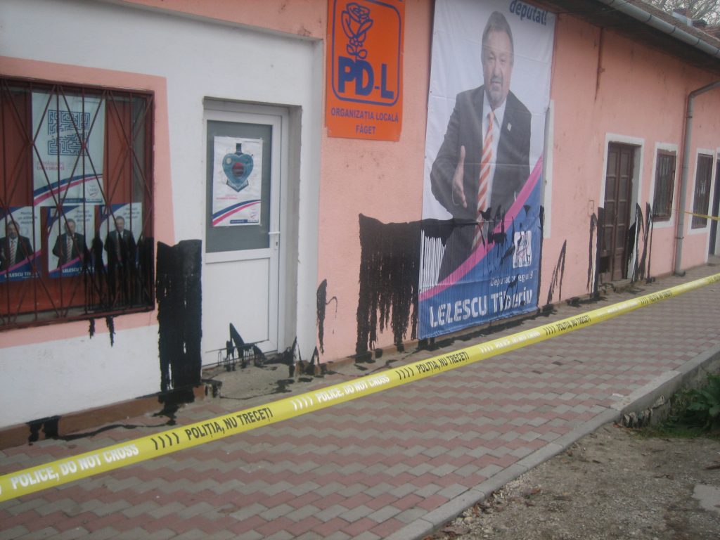 ALEGERI PARLAMENTARE 2012: Sediul PDL F?get mânjit cu p?cur?