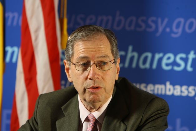 Ambasadorul SUA, Mark Gitenstein, decorat de pre?edintele Traian B?sescu cu ordinul Na?ional Steaua României