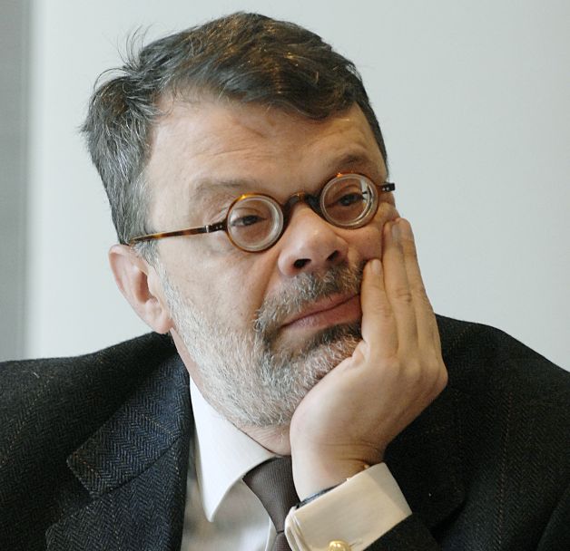 Amor liberal cu n?b?d?i. Profesorul Barbu încurcat cu o student?