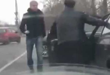 B?T?U?II DIN TRAFIC. Violen?ele iau amploare. E?ti de acord cu ANULAREA PERMISULUI lor de conducere?