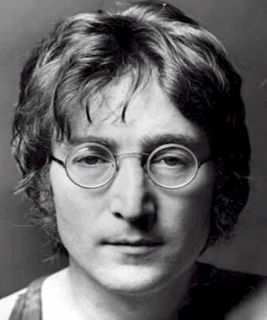 Brejnev care îi şopteşte lui Nixon la ureche, instantanee cu John Lennon şi Maxim Gorki. Un celebru COTIDIAN îşi vinde arhiva fotografică