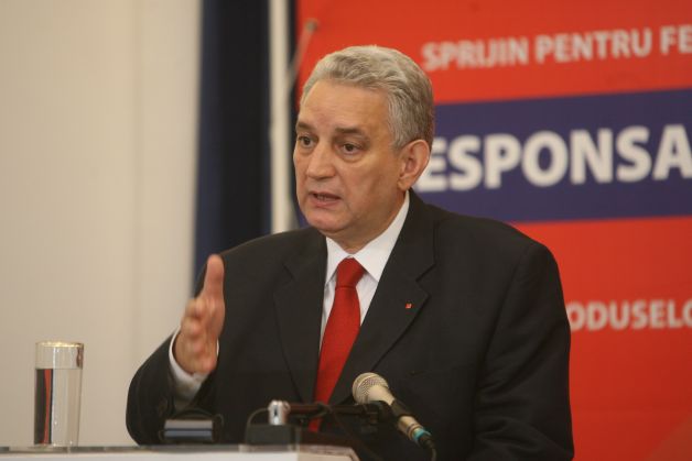 Ca la uşa cortului. Preda către Sârbu: V-aţi băgat toată familia în politică. Sârbu: Nu sunteţi potent!