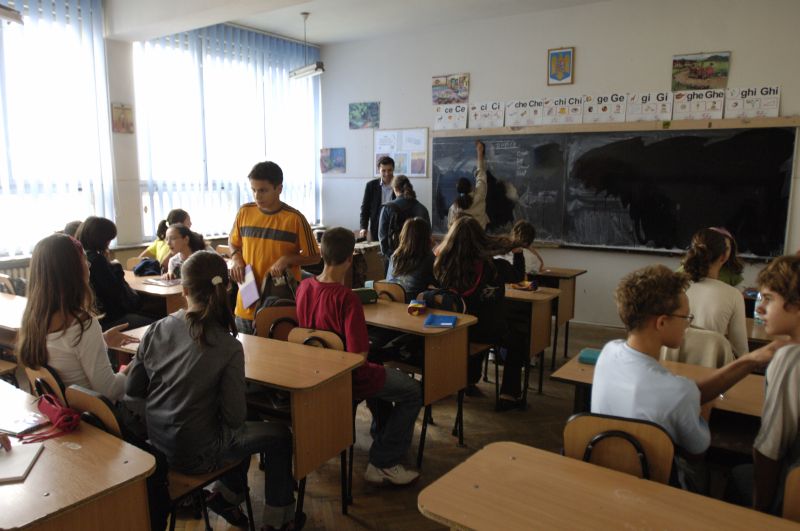 CA PE VREMEA LUI CEAUŞESCU. Tuns în faţa clasei pentru că avea "FREZĂ NEREGULAMENTARĂ"