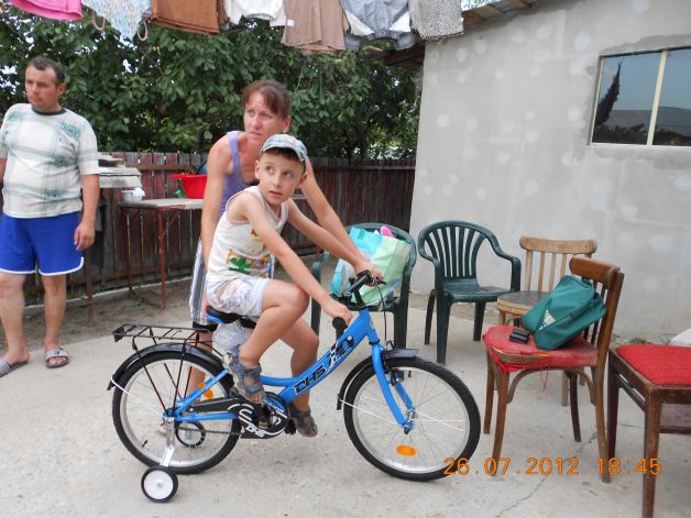 CAMPANIE EVZ. Ionuţ, copilul cu muşchii atrofiaţi, a primit bicicletă: "Simt şi eu senzaţia pe care o ai când alergi"