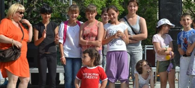 CAMPANIE EVZ. Un an al?turi de copiii defavoriza?i din mediul rural "Ne-a?i schimbat via?a, acum ajut?m ?i noi!"