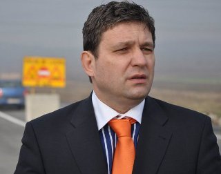 Candidatul MÎ?U î?i face reclam? cu MOTANUL înc?l?at | VIDEO