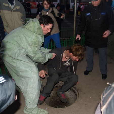 Cerşetorii de la Gara de Nord susţin că Poliţia Locală i-a ÎNGROPAT într-un CANAL