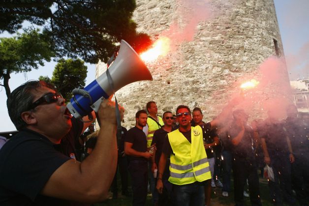 Consulul german la Salonic, atacat de protestatari greci. "Uni?i cu to?ii împotriva nazi?tilor", au scandat manifestan?ii