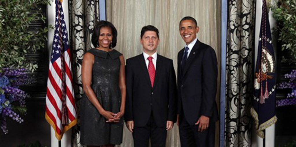 Corl??ean î?i face campanie pe spinarea lui Obama