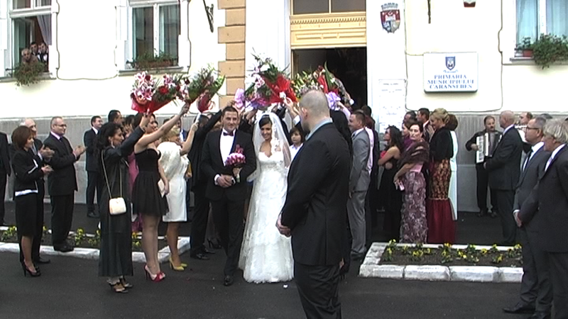 Crin Antonescu, prezent la o nuntă cu 700 de invitaţi. Chiţoiu a fost naş. Şeful PNL Caraş şi-a dus fata la altar pe covor de trandafiri