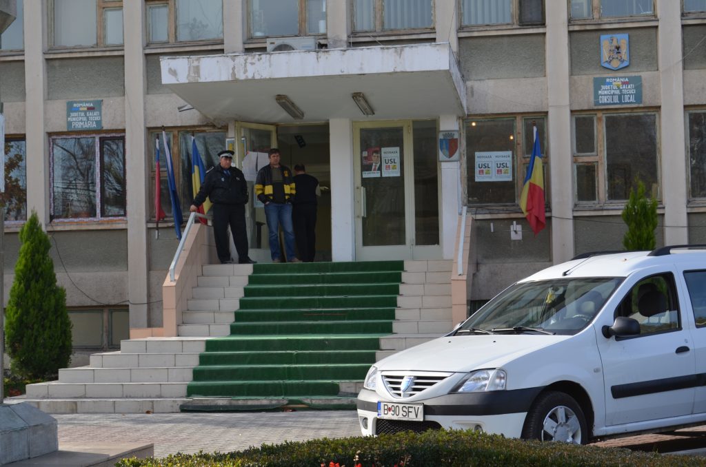Cum î?i face USL campanie ELECTORAL? la Tecuci. Pe GEAMURILE prim?riei