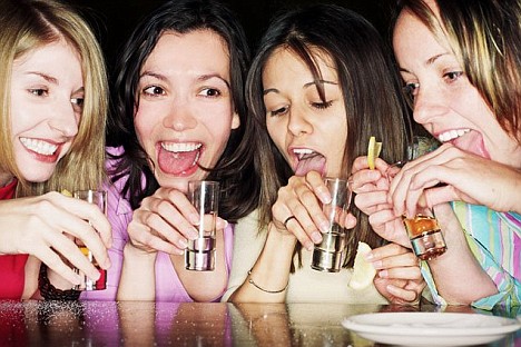 De cât ALCOOL e nevoie pentru a convinge o FEMEIE s? fac? SEX neprotejat