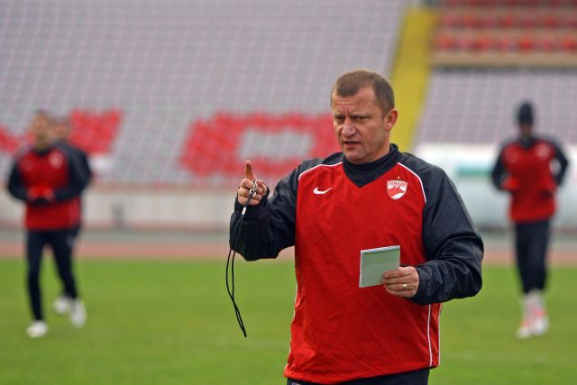 Dinamo pl?te?te cu 200.000 de euro pe an un antrenor anti-Becali