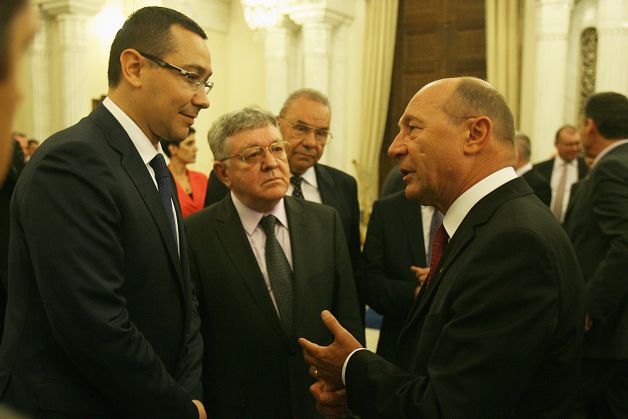 Dublu limbaj: Ponta se jur? c? a încheiat r?boiul cu „disperatul” B?sescu