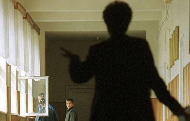 ELEV cu probleme emoţionale, JIGNIT ŞI UMILIT de profesor: "Dacă eşti prost, închizi gura"