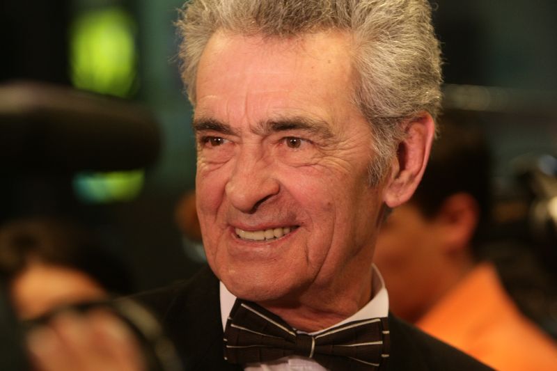 EMOŢIE ŞI DURERE PENTRU MARELE ACTOR. Iurie Darie, înmormântat cu aplauze şi onoruri militare