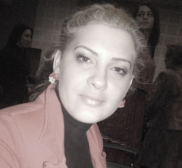 EROU EVZ. Gianina, tânăra care ÎI ÎNTREABĂ DE SĂNĂTATE pe romii din Vaslui