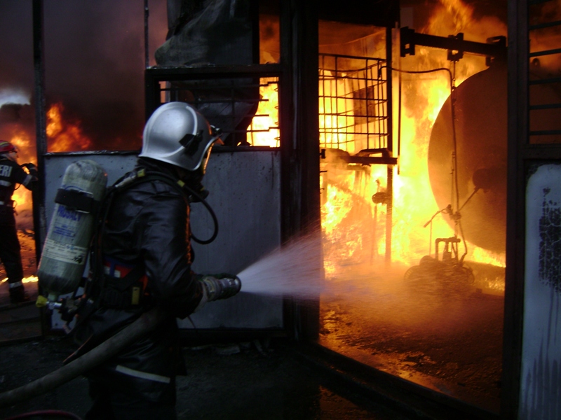 EXPLOZIE într-un bloc de garsoniere. Trei persoane au fost r?nite GRAV