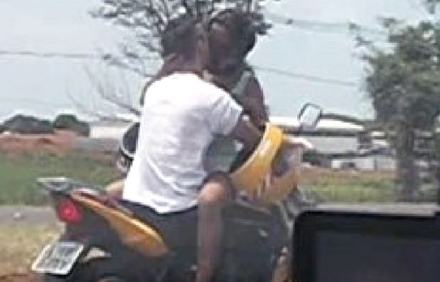 IUBIRE LA COTE MAXIME. Gesturile a doi tineri pe motociclet? i-au f?cut s? RO?EASC? pe participan?ii la trafic | VIDEO