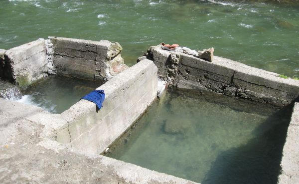 La aproape zero grade Celsius, într-un loc din România se face baie în aer liber
