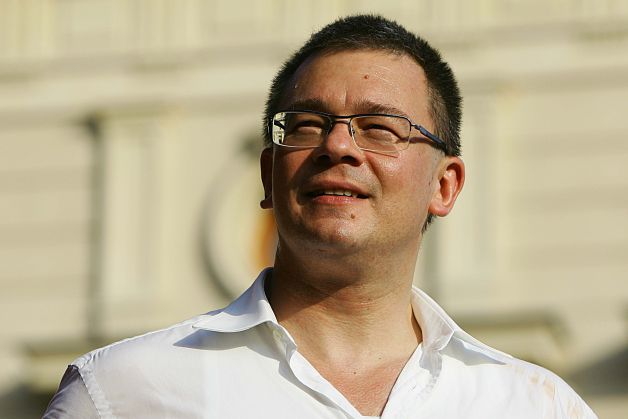 Mân? de Aur i-a pus basul în bra?e: MRU, l?utar la nun?i