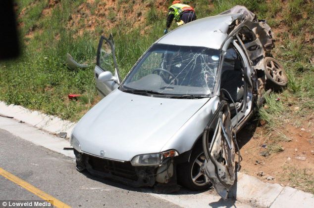 NEWSALERT. ACCIDENT INCREDIBIL ÎN ACEAST? DIMINEA??. Un ?ofer din Arge? a s?rit cu ma?ina de pe un pod. El a r?mas încarcerat mai multe ore