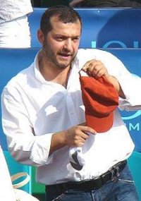 Nimic nou sub soare. Ponta îl ceart? pe B?sescu. ARD arde gazul de poman?