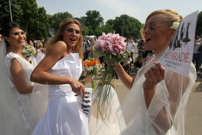O NOUĂ TENDINŢĂ în România. A CRESCUT numărul căsătoriilor şi A SCĂZUT cel al divorţurilor