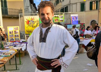 POVESTEA DE SUCCES A UNUI B?IAT DE LA ?AR?. La 22 de ani a ajuns cel mai tân?r consilier român din Italia