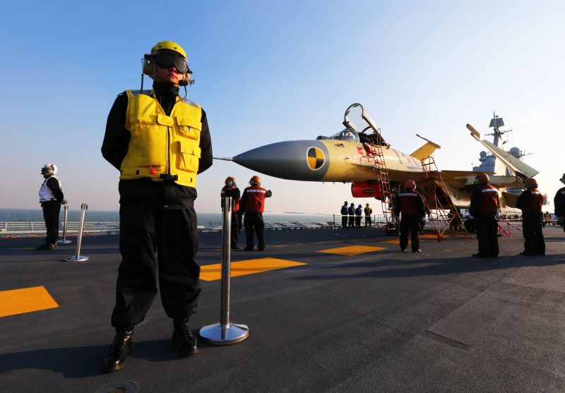 Primul avion militar chinezesc devine de ast?zi opera?ional. Debutul ?i l-a f?cut pe portavionul-simbol al ambi?iilor expansioniste ale Beijingului