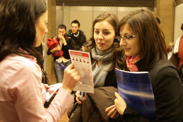 Revolta absolven?ilor obliga?i s? fac? stagii pe salariul minim