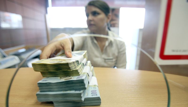 SCANDAL la o ?coal? din Craiova. Profesorii pu?i s? gireze creditele secretarei se revolt?!