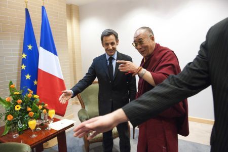 Se alege un nou DALAI LAMA, în timp ce ru?ii trimit un ROBOT pe LUN?