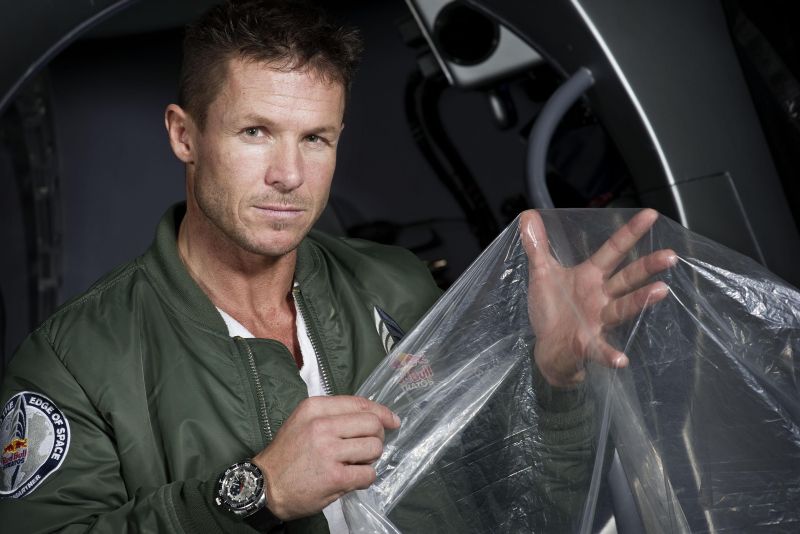Secrete întunecate. Felix Baumgartner, omul care a depăşit viteza sunetului, NU ESTE CE PARE a fi