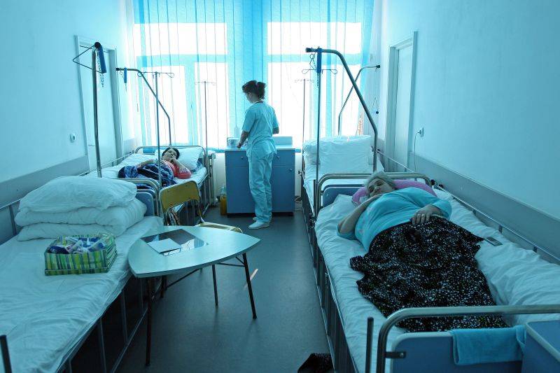 ŞOCANT. O bucătăreasă şi-a tăiat venele chiar în momentul în care era audiată pentru furt de alimente
