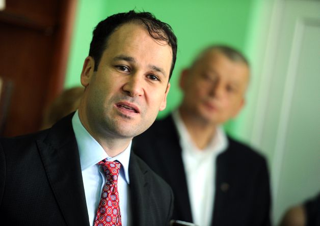 Supercadou imobiliar: Robert Negoi??, mai puternic decât Primarul General