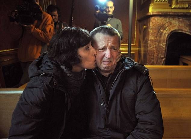 TRATAMENTUL care trebuia s?-l vindece de Parkinson l-a transformat în homosexual. Va primi DESP?GUBIRI RECORD de la un gigant farmaceutic!