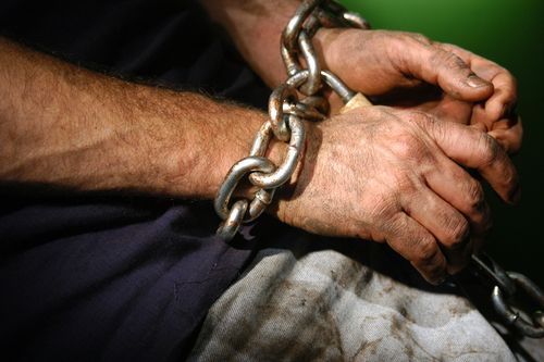 UPDATE. Cei doi ROMÂNI REŢINUŢI în INDIA au fost eliberaţi şi se întorc azi în ţară