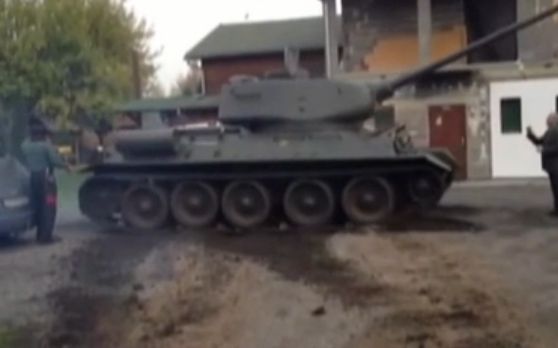 VIRALUL ZILEI. Cu TANCUL prin parcare