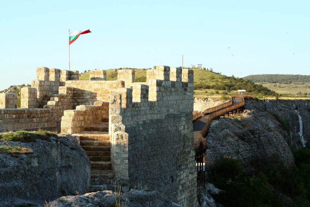 A fost descoperit? cetatea cu ziduri NEMAIV?ZUTE. Nu e NOASTR?, ci a bulgarilor! VIDEO